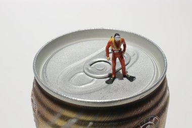  Dalgıçlar meşrubat kutuları keşfetmek