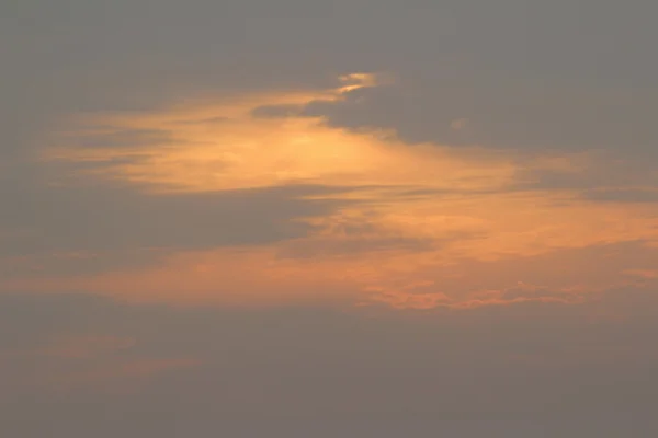 Размытое облако на закате — стоковое фото