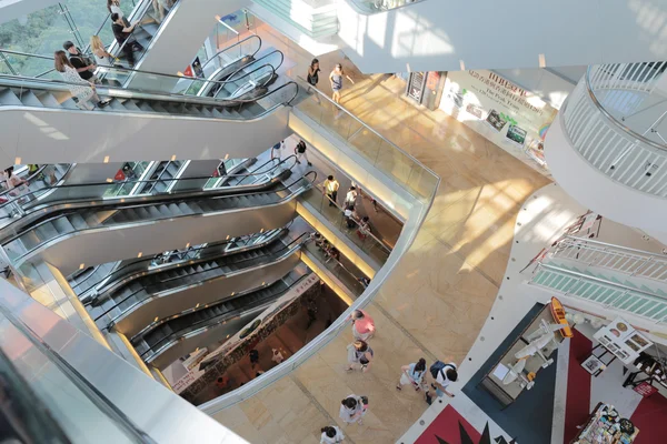 Les gens qui roulent sur des escaliers roulants dans un centre commercial très fréquenté à Hong Kong — Photo