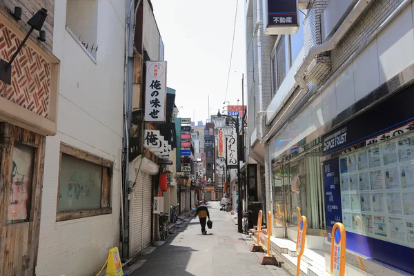 Gyalogosok Kabuki cho kerületben, Shinjuku, Tokyo — Stock Fotó