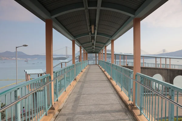 Vista sul ponte pedonale della moderna città urbana — Foto Stock
