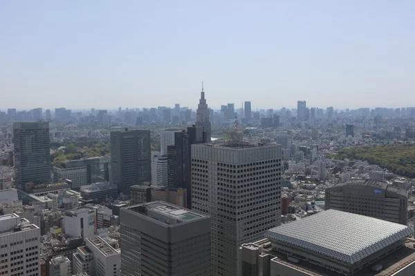 De binnenstad straten Tokyo Shinjuku wolkenkrabbers — Stockfoto