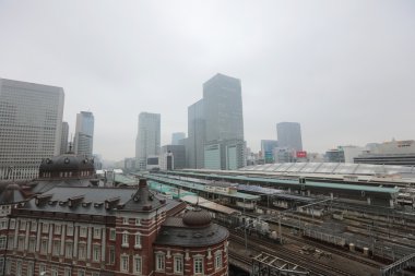 Marunouchi iş bölgesine ve Tokyo İstasyonu