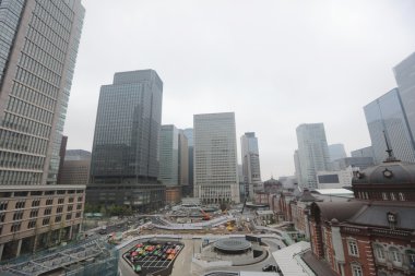 Marunouchi iş bölgesine ve Tokyo İstasyonu
