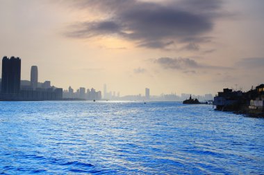 Günbatımında Hong Kong 'un ufuk çizgisi.