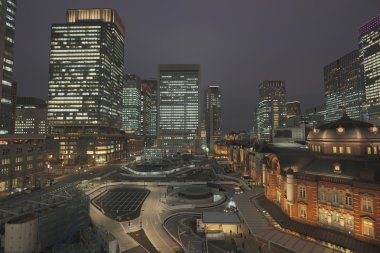 Marunouchi iş bölgesine ve Tokyo İstasyonu.