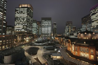 Marunouchi iş bölgesine ve Tokyo İstasyonu.