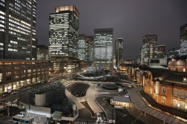 Marunouchi iş bölgesine ve Tokyo İstasyonu.