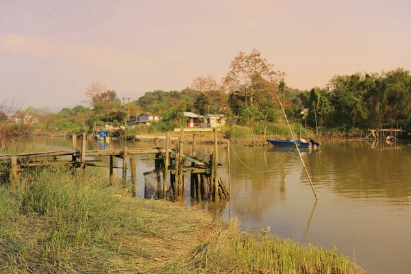 Multitudes se reúnen en el cruce del río Nam Sang Wai —  Fotos de Stock