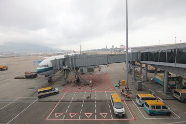 Uçağı hk havaalanında uçuş için hazırlanıyor 