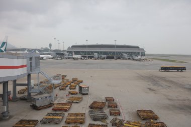 Pist bagaj arabaları, boş yüklü hazır. 