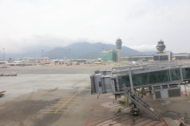 Havaalanı üzerinde gelmesi için bir uçak bekliyor Aerobridge