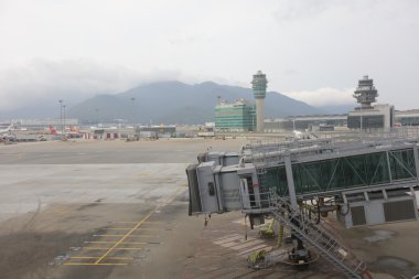 Havaalanı üzerinde gelmesi için bir uçak bekliyor Aerobridge