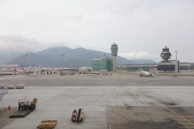 Pist bagaj arabaları, boş yüklü hazır. 