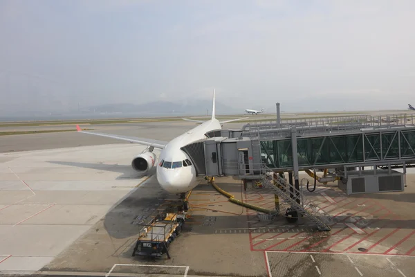 Düsenflugzeug am Flughafen angedockt — Stockfoto