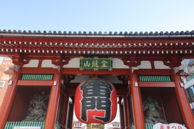 Kaminarimon önde gelen iki büyük giriş kapıları ilkidir 