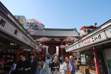 Bir streetkusa Nakamise Dori üzerinde turist yürüme mesafesindedir