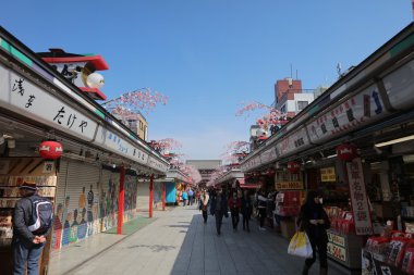 Bir streetkusa Nakamise Dori üzerinde turist yürüme mesafesindedir