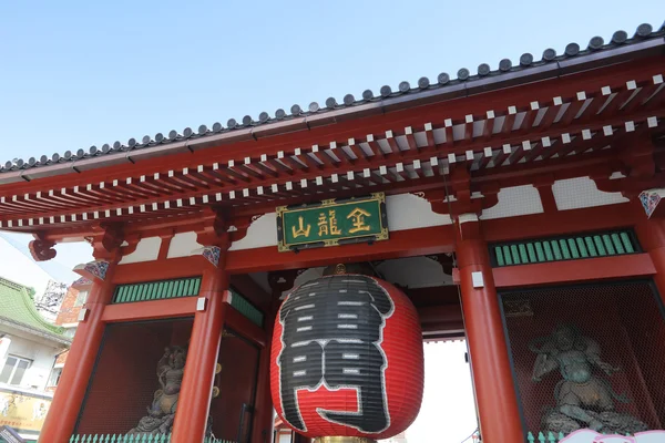 Kaminarimon är först av två stora grindarna leder — Stockfoto