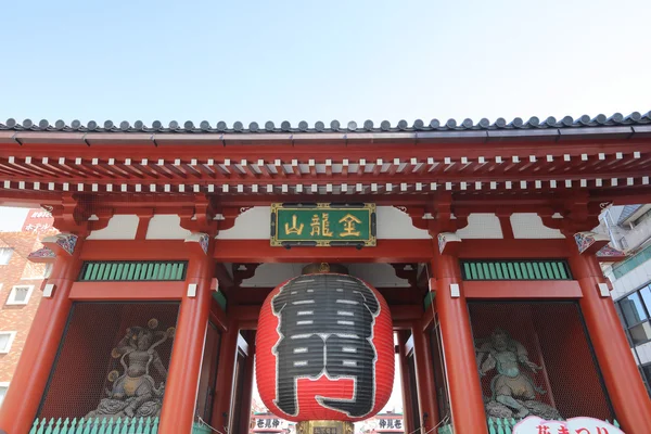Kaminarimon est la première de deux grandes portes d'entrée menant — Photo