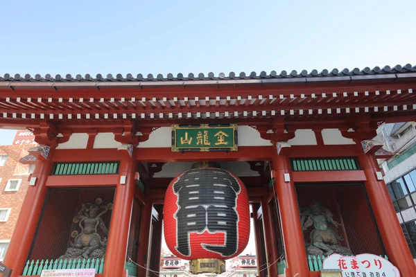 Kaminarimon es la primera de dos grandes puertas de entrada que conducen —  Fotos de Stock