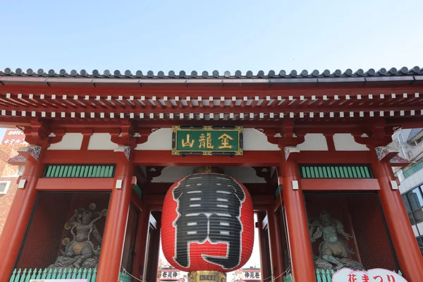 Kaminarimon är först av två stora grindarna leder — Stockfoto