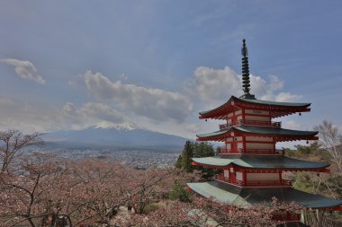  MT Fuji Chureito Pagoda arkasından 2016 görüntülendi.