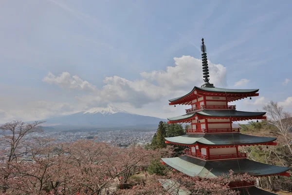  MT Fuji Chureito Pagoda arkasından 2016 görüntülendi.