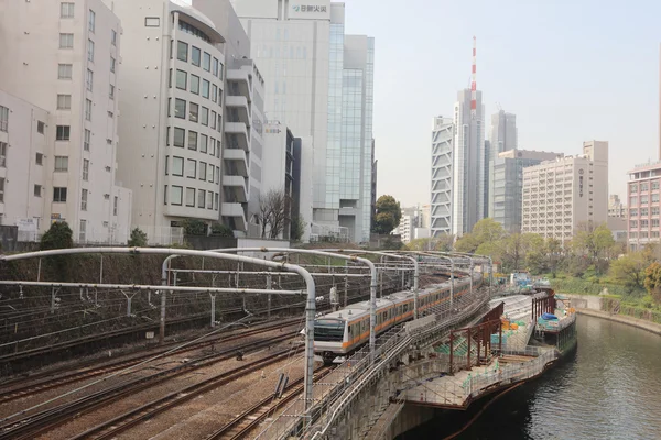 Cercanías en la plataforma de la estación de Ochanomizu — Foto de Stock