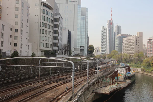 Cercanías en la plataforma de la estación de Ochanomizu — Foto de Stock