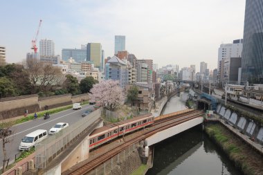 Birden çok tren hatları içinde Ochanomizu yakınsama