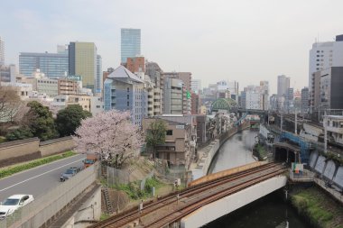 Trenler Kanda Nehri üzerinde geçmek 