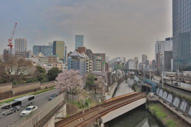 Birden çok tren hatları içinde Ochanomizu yakınsama
