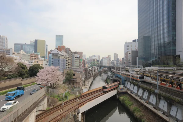 Múltiples líneas de tren convergen en Ochanomizu — Foto de Stock