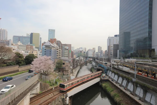 Múltiples líneas de tren convergen en Ochanomizu — Foto de Stock