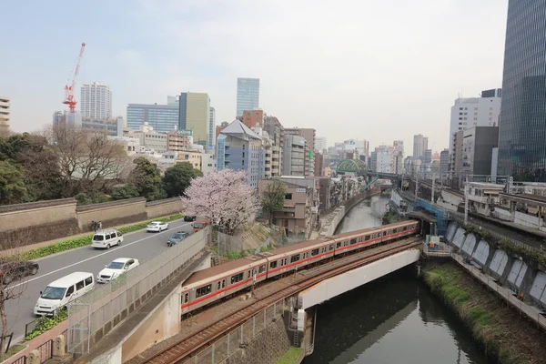 Várias linhas de trem convergem em Ochanomizu — Fotografia de Stock