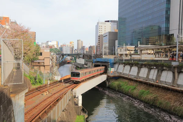 Trains passent sur la rivière Kanda — Photo