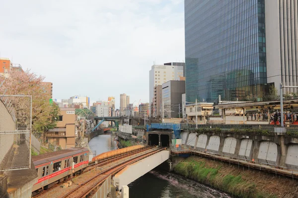 Los trenes pasan sobre el río Kanda — Foto de Stock