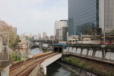 Trenler Kanda Nehri üzerinde geçmek 