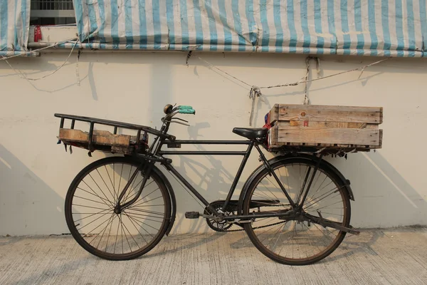 Vieux parking à vélo dans la rue — Photo