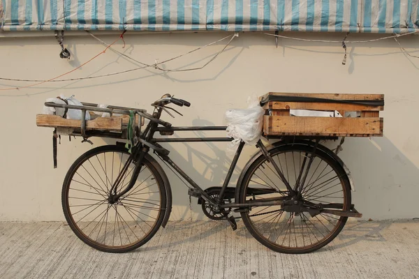 Vieux parking à vélo dans la rue — Photo