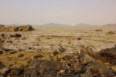 Bağlantı noktası barınak kıyısında taş