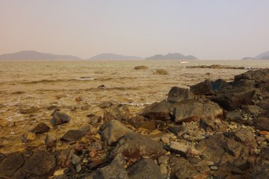 Bağlantı noktası barınak kıyısında taş