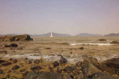 Bağlantı noktası barınak kıyısında taş