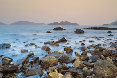 Bağlantı noktası barınak kıyısında taş