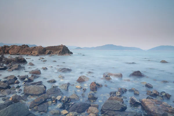 Piedras en la orilla del refugio portuario — Foto de Stock