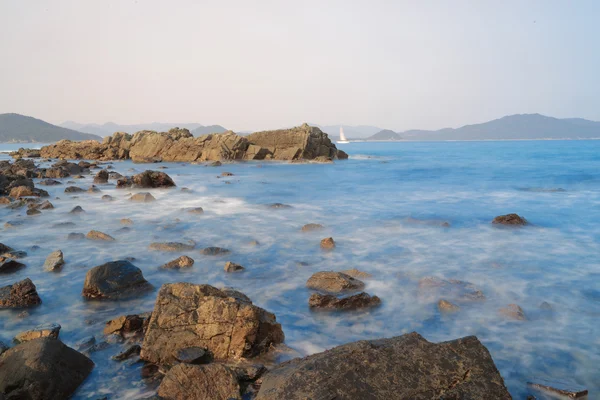 Bağlantı noktası barınak kıyısında taş — Stok fotoğraf