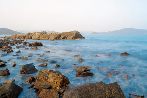 Pedras na margem do Abrigo Portuário — Fotografia de Stock