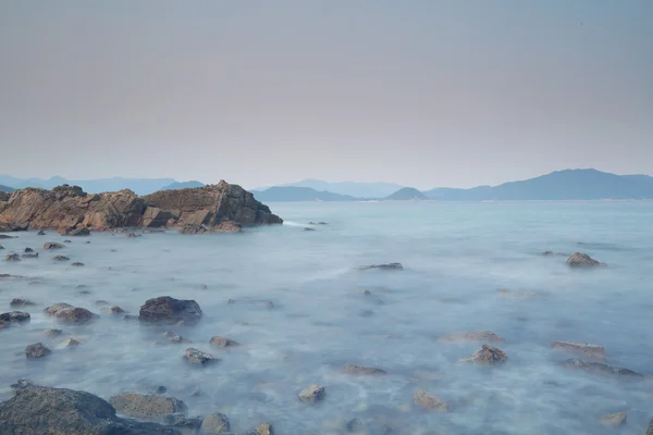 Bağlantı noktası barınak kıyısında taş — Stok fotoğraf