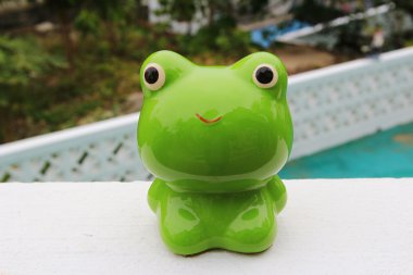 bahçede dekore edilmiş bir frong bebek